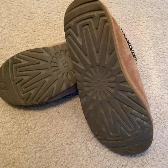 Ugg Clogs. Sz. 9 - Picture 4 of 5